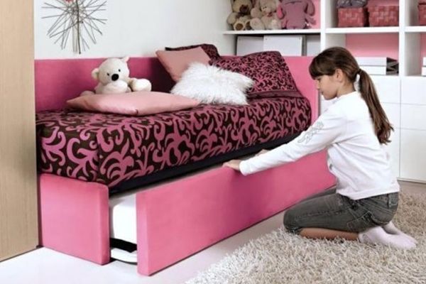 Детский розовый диван